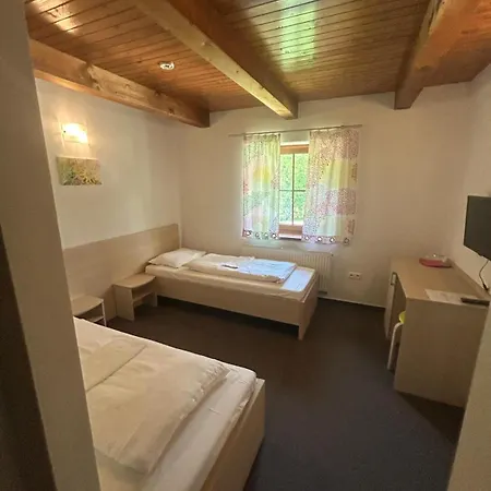 Zemanov Dvor ゲストハウス 3*